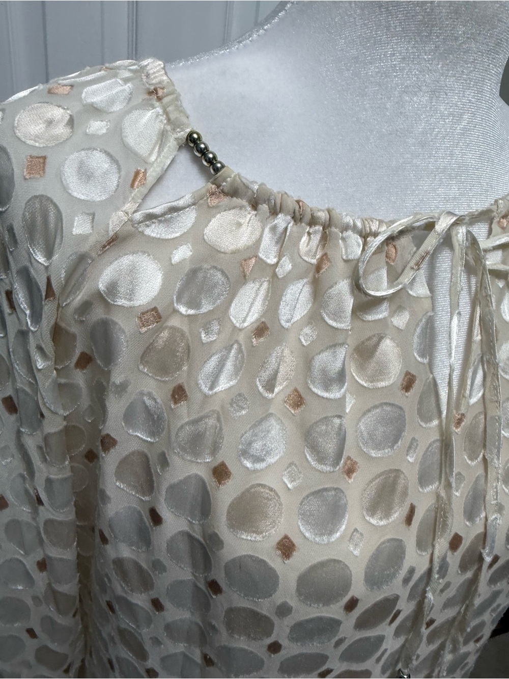 White House Black Market Ivory Sheer Boho Blouse Size S Textured Dot Tie Neck - Picture 2 of 15